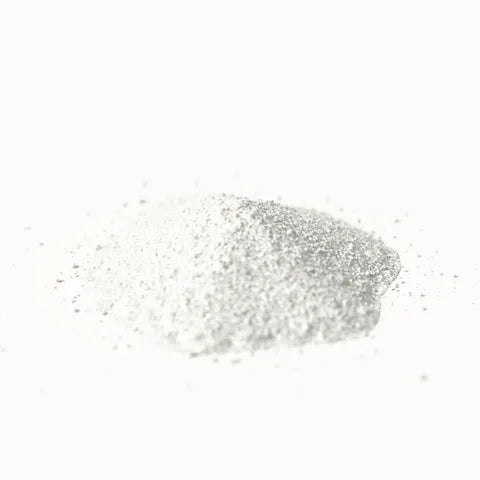 Majhen kupček belega kristaliničnega prahu: biotin (3D upodobitev)