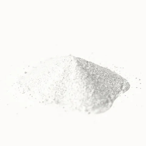 Majhen kupček belega kristaliničnega prahu: kreatin monohidrat (3D upodobitev)