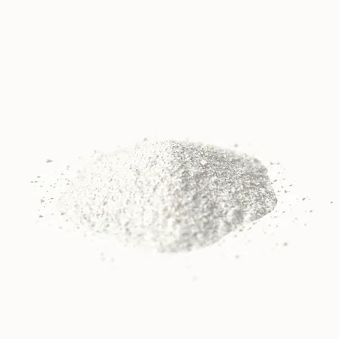 Majhen kupček belega kristaliničnega prahu: holekalciferol (3D upodobitev)