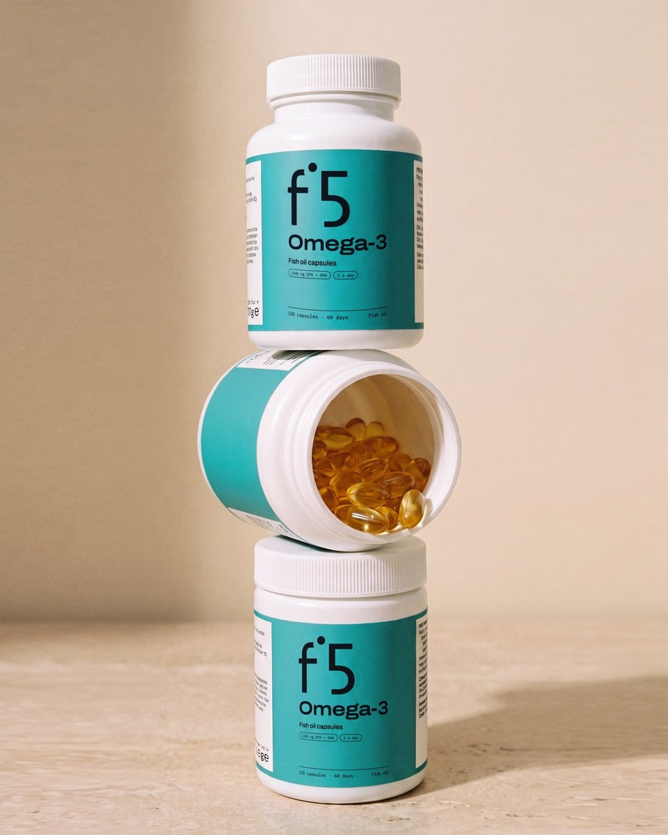 Tri doze f°5 Omega-3, zložene v stolp, srednja je odprta in polna kapsul (slika ustvarjena z UI)
